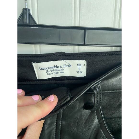 Abercrombie & Fitch 90s Straight Ultra High Rise Vegan Leather Pant Size 6 Black - Picture 4 of 5